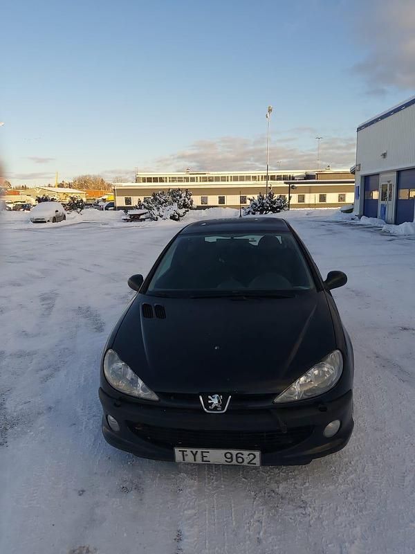 Begagnad 2003 Peugeot 206 Halvkombi | 15 000 kr (Marknadspris) - Bild 1/4