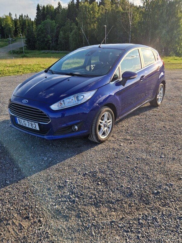 Blå Begagnad 2015 Ford Fiesta Titanium Halvkombi | 69 000 kr (Bra pris) - Bild 1/4
