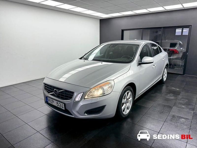 Ljusgrå (grå) Begagnad 2012 Volvo S60 Momentum Sedan | 74 900 kr (Marknadspris) - Bild 1/4