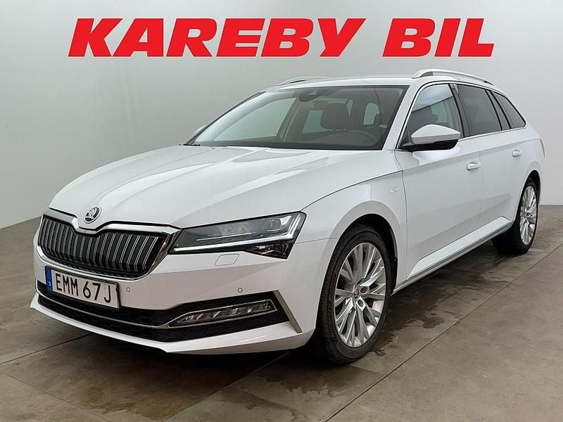 Vit Begagnad 2022 Skoda Superb Kombi | 268 900 kr (Marknadspris) - Bild 1/3