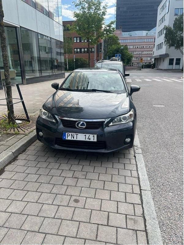 Grå Begagnad 2011 Lexus CT200h Executive Line Halvkombi | 105 000 kr (Marknadspris) - Bild 1/4