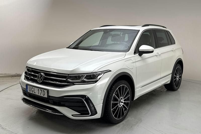 Vit Begagnad 2021 VW Tiguan R-line SUV | 289 900 kr (Marknadspris) - Bild 1/4