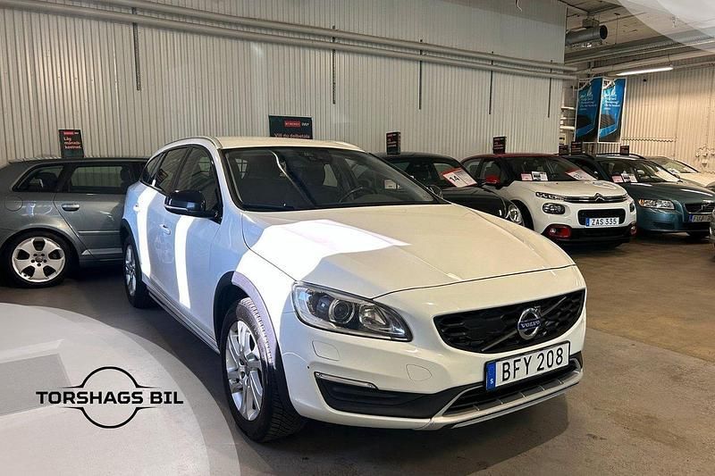 Vit Begagnad 2017 Volvo V60 CC Momentum Kombi | 134 900 kr (Marknadspris) - Bild 1/3