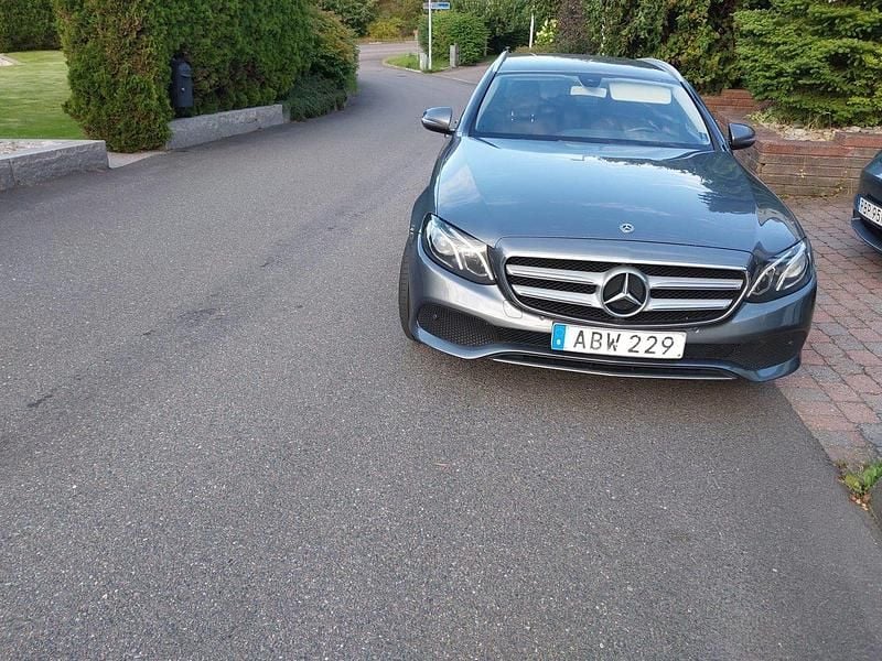Grå Begagnad 2018 Mercedes E200 Avantgarde Kombi | 210 000 kr (Bra pris) - Bild 1/4