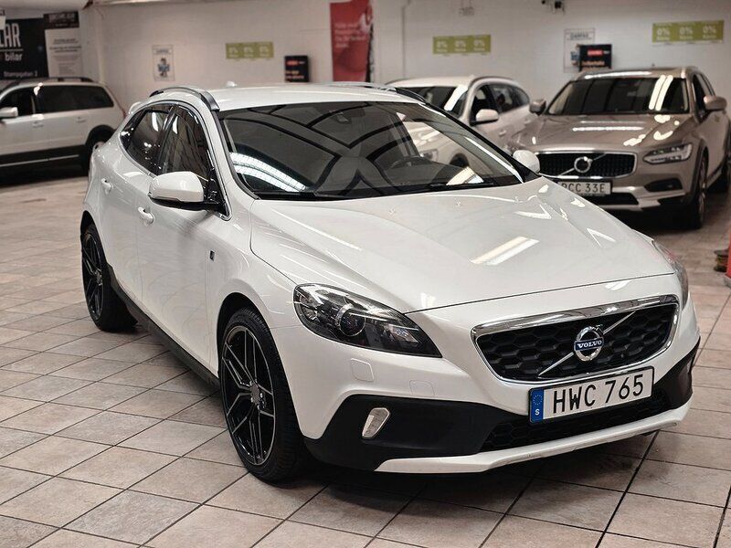Vit Begagnad 2015 Volvo V40 CC Momentum Kombi | 109 900 kr (Marknadspris) - Bild 1/4