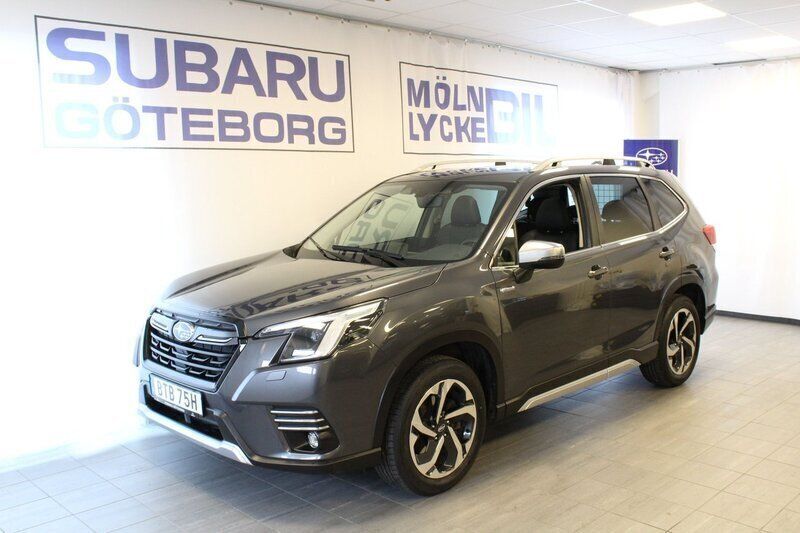 Grå (magnetite gray metallic) Begagnad 2023 Subaru Forester SUV | 369 900 kr (Marknadspris) - Bild 1/4