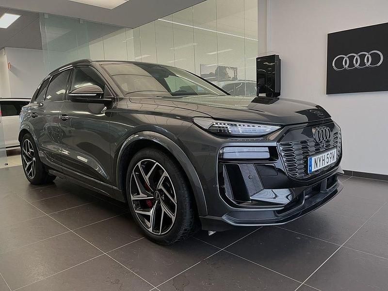 Daytonagrå pärleffekt Begagnad 2024 Audi SQ6 e-tron Comfort SUV | 1 034 000 kr - Bild 1/4
