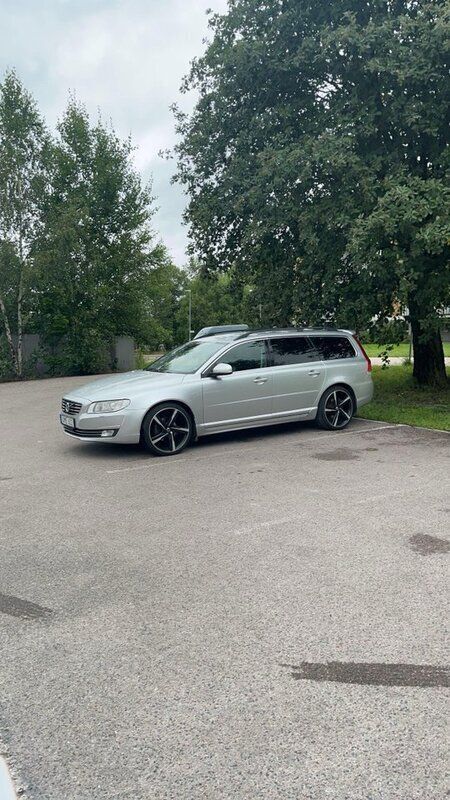 Silver Begagnad 2015 Volvo V70 Momentum Kombi | 45 000 kr (Bra pris) - Bild 1/4