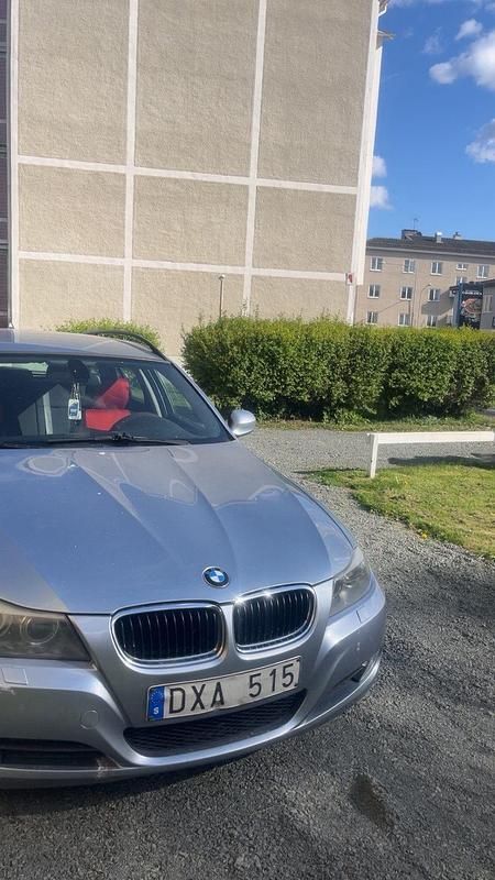 Begagnad 2009 BMW 320 Kombi | 60 000 kr (Marknadspris) - Bild 1/4