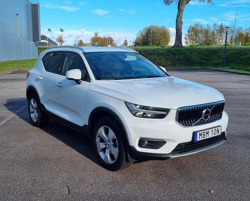 Vit Begagnad 2021 Volvo XC40 Momentum SUV | 279 000 kr (Superpris) - Bild 1/4