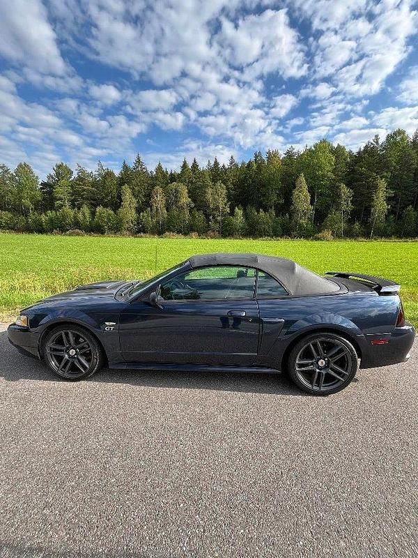 Blå Begagnad 2003 Ford Mustang GT Convertible Cab | 99 000 kr - Bild 1/4