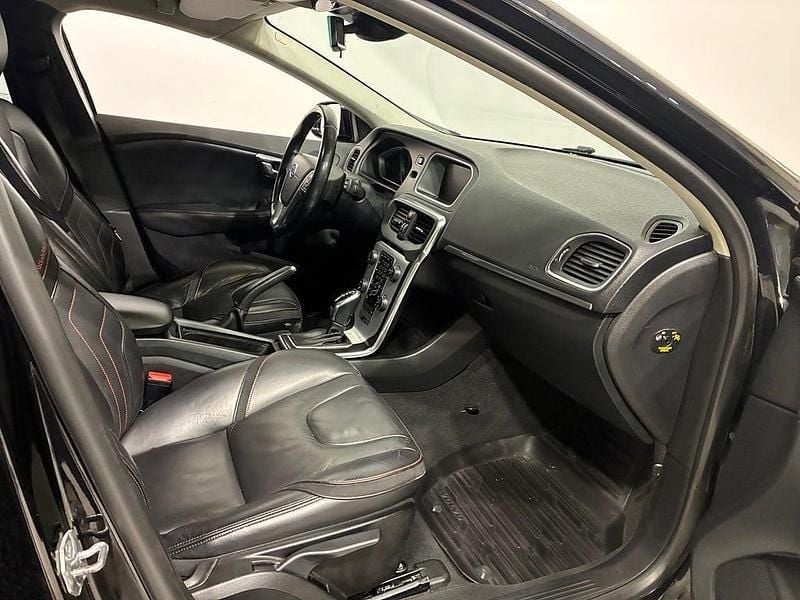 Begagnad Volvo V40 Ocean Race 190 HK (139 kW) 2014 Svart Halvkombi