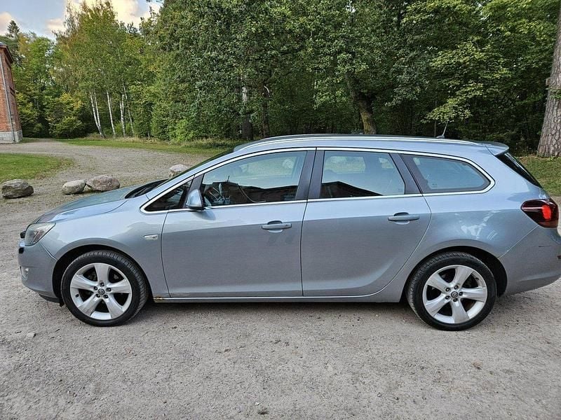 Grå Begagnad 2011 Opel Astra Enjoy Kombi | 36 900 kr (Marknadspris) - Bild 1/4