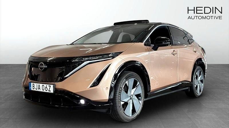 Ljusbrun (beige) Begagnad 2022 Nissan Ariya Evolve SUV | 439 000 kr (Bra pris) - Bild 1/4