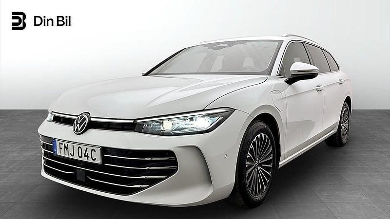 Pure white Begagnad 2024 VW Passat Elegance Kombi | 449 900 kr - Bild 1/4