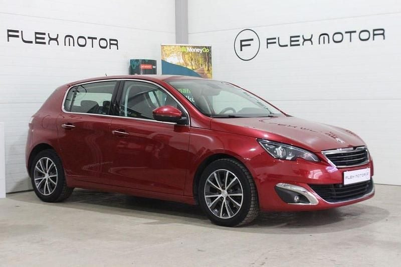Mörkröd (röd) Begagnad 2015 Peugeot 308 Allure Halvkombi | 119 800 kr (Marknadspris) - Bild 1/4