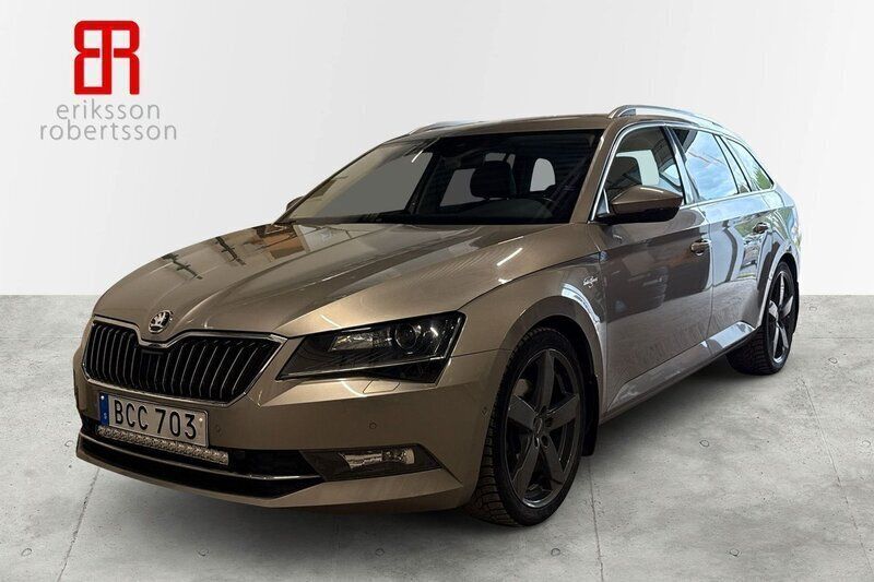 Ljusbrun (brun) Begagnad 2016 Skoda Superb LAURIN & KLEMENT Kombi | 229 900 kr (Lite dyr) - Bild 1/4