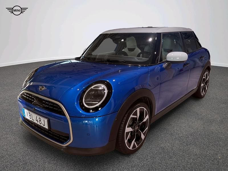 Blå Begagnad 2024 Mini Cooper Halvkombi | 379 900 kr - Bild 1/4