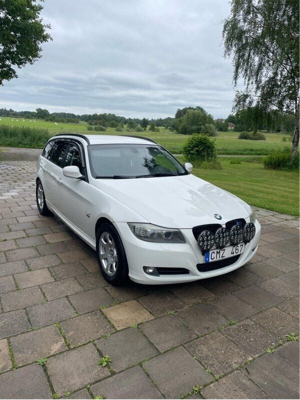 Vit Begagnad 2012 BMW 320 Kombi | 62 000 kr (Superpris) - Bild 1/4