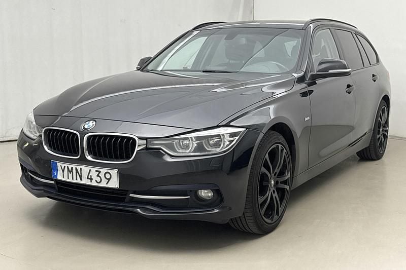 Svart Begagnad 2017 BMW 320 Sport Line Kombi | 100 000 kr (Superpris) - Bild 1/4
