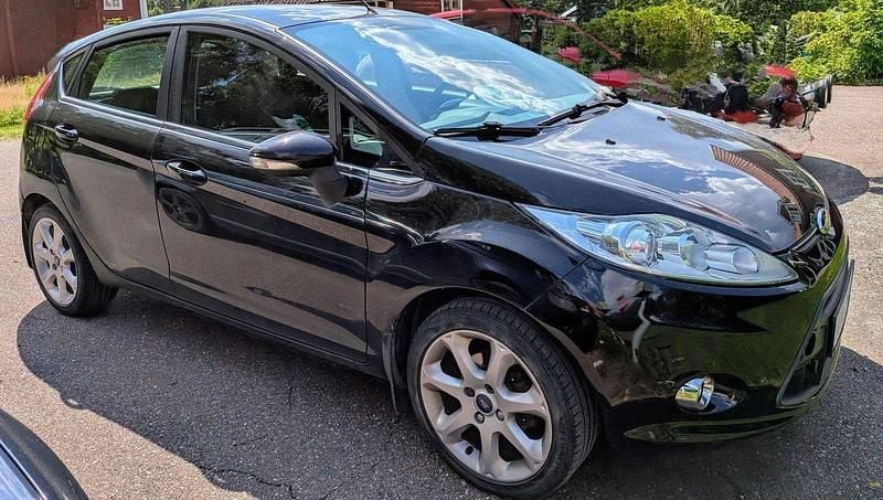 Svart Begagnad 2012 Ford Fiesta Titanium Halvkombi | 48 000 kr (Marknadspris) - Bild 1/2