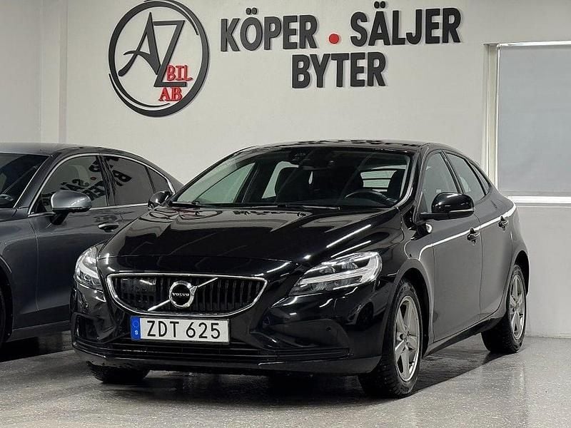 Begagnad Volvo V40 Momentum 150 HK (110 kW) 2018 Svart Halvkombi