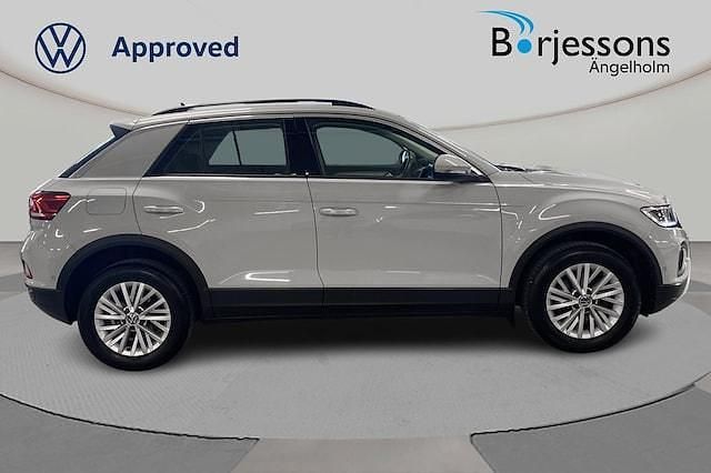 Grå Begagnad 2022 VW T-Roc Life SUV | 254 000 kr (Marknadspris) - Bild 1/3