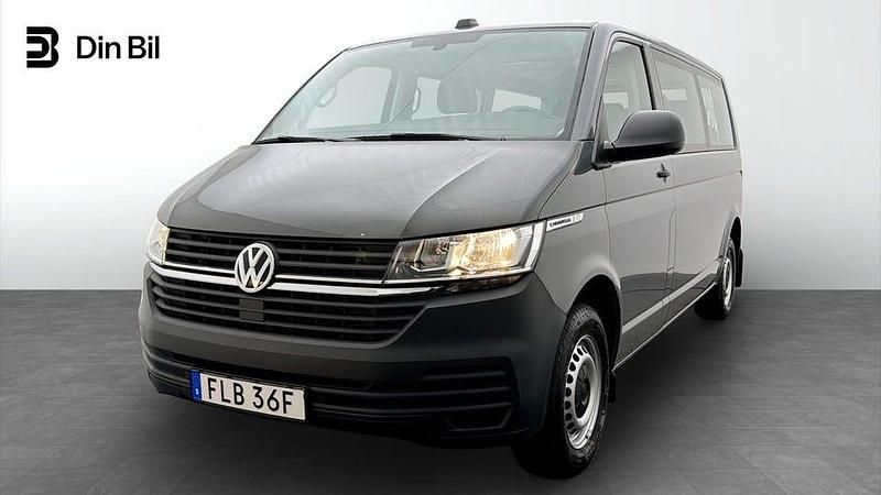 Grå Begagnad 2022 VW Caravelle Trendline Minibuss | 509 900 kr (Marknadspris) - Bild 1/4