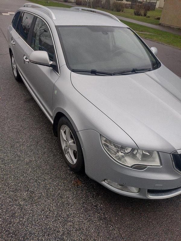 Silver Begagnad 2012 Skoda Superb Elegance Kombi | 57 000 kr (Dyr) - Bild 1/4