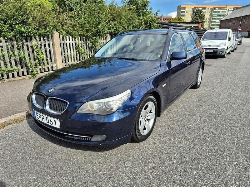 Blå Begagnad 2008 BMW 520 Kombi | 55 000 kr (Marknadspris) - Bild 1/4