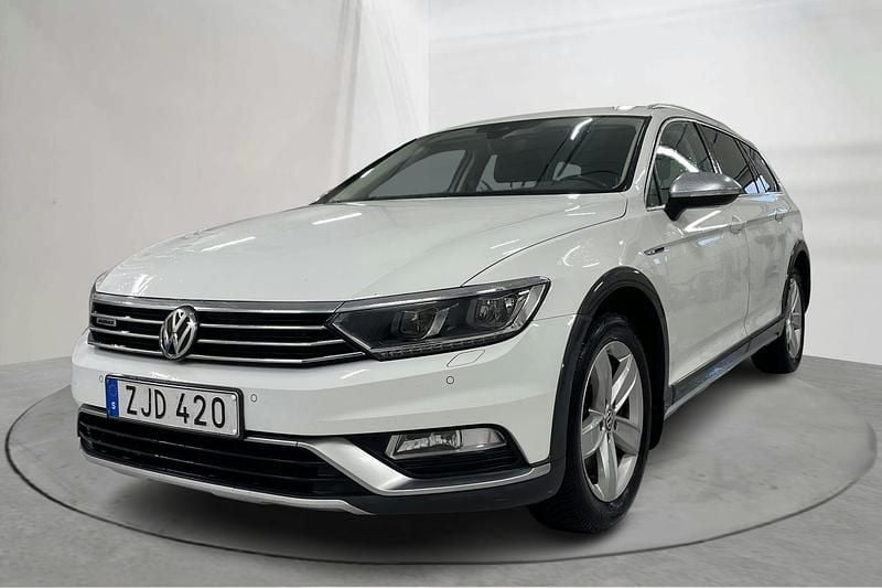 Vit Begagnad 2018 VW Passat Alltrack Executive Kombi | 199 900 kr (Marknadspris) - Bild 1/4