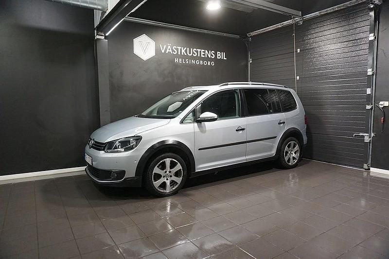 Begagnad VW Touran Cross 140 HK (102 kW) 2012 Silver Minibuss