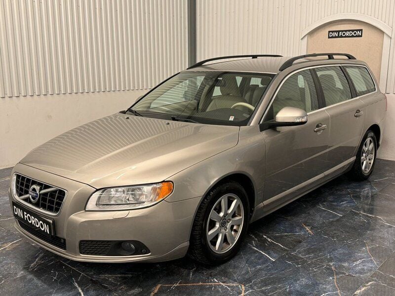 Ljusbrun Begagnad 2010 Volvo V70 Momentum Kombi | 64 900 kr (Marknadspris) - Bild 1/4
