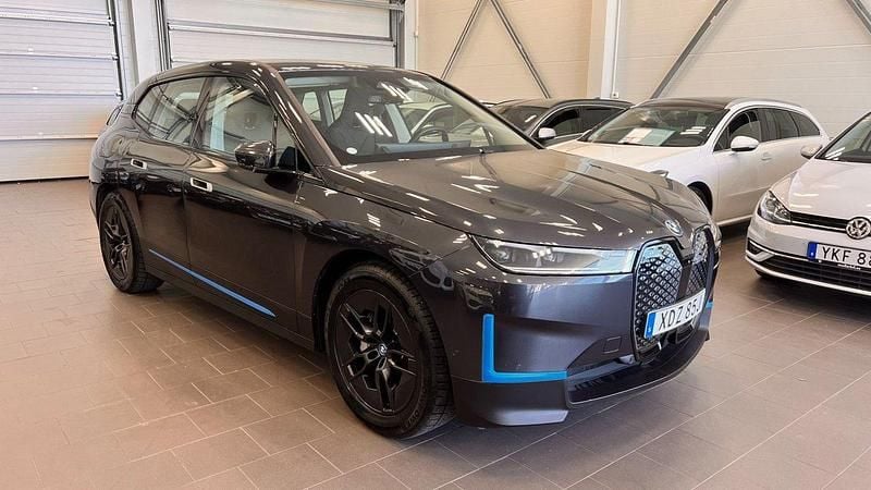 Grå Begagnad 2023 BMW iX Comfort Edition SUV | 659 000 kr (Superpris) - Bild 1/4