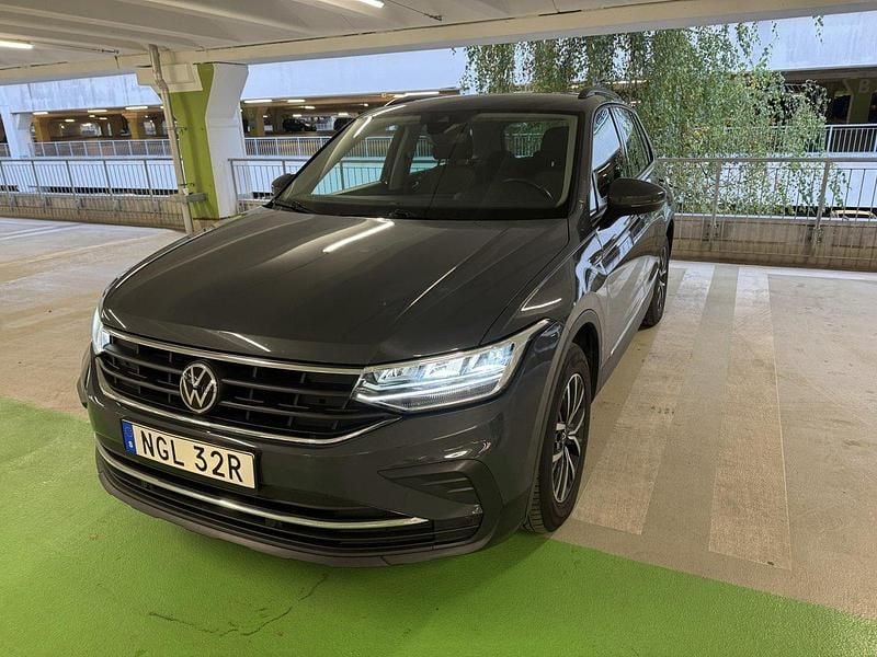 Grå Begagnad 2022 VW Tiguan Life SUV | 269 000 kr (Superpris) - Bild 1/4