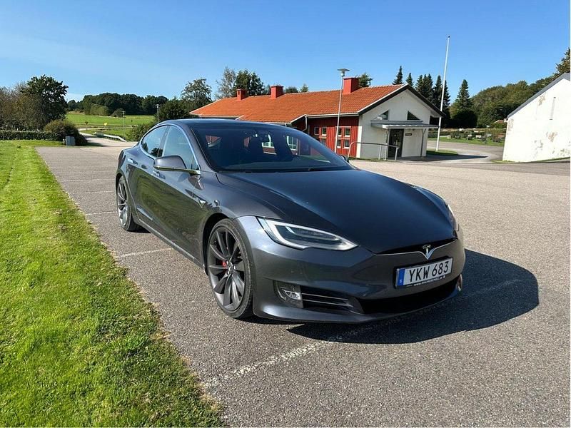 Grå Begagnad 2018 Tesla Model S Performance Sedan | 380 000 kr - Bild 1/4
