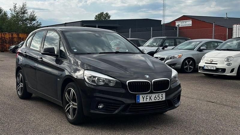 Mörkbrun Begagnad 2016 BMW 218 Sport Line Kombi | 139 500 kr (Marknadspris) - Bild 1/4