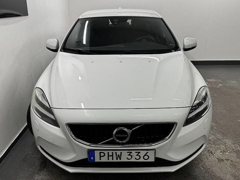 Begagnad Volvo V40 Momentum 120 HK (88 kW) 2017 Vit Halvkombi