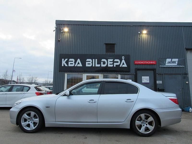 Grå Begagnad 2007 BMW 530 Sedan | 89 900 kr (Marknadspris) - Bild 1/4