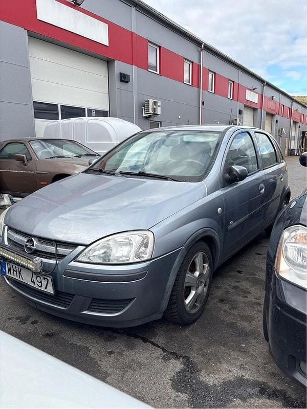 Grå Begagnad 2005 Opel Corsa Halvkombi | 8 000 kr (Superpris) - Bild 1/1
