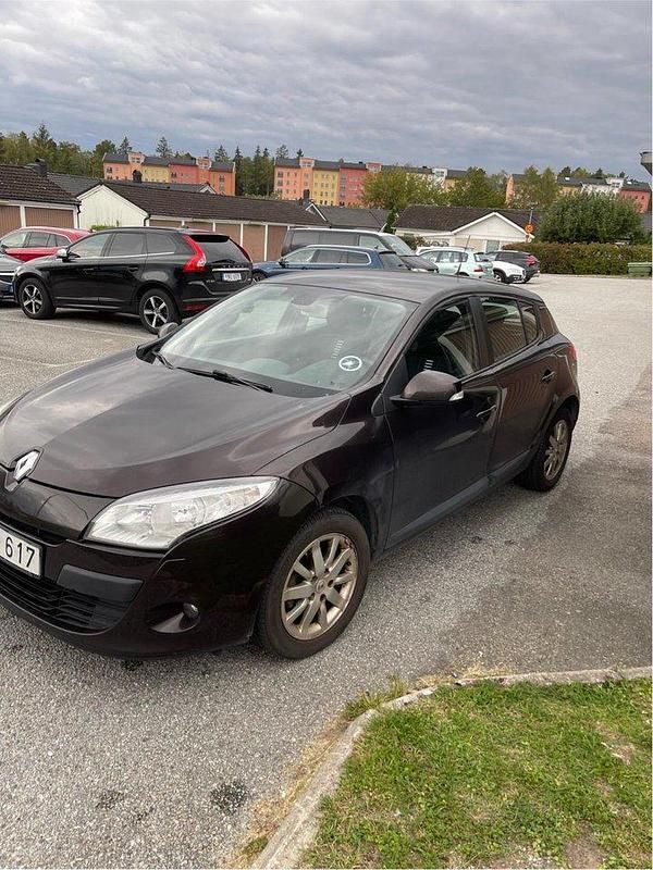 Brun Begagnad 2012 Renault Mégane III Halvkombi | 39 000 kr (Bra pris) - Bild 1/4