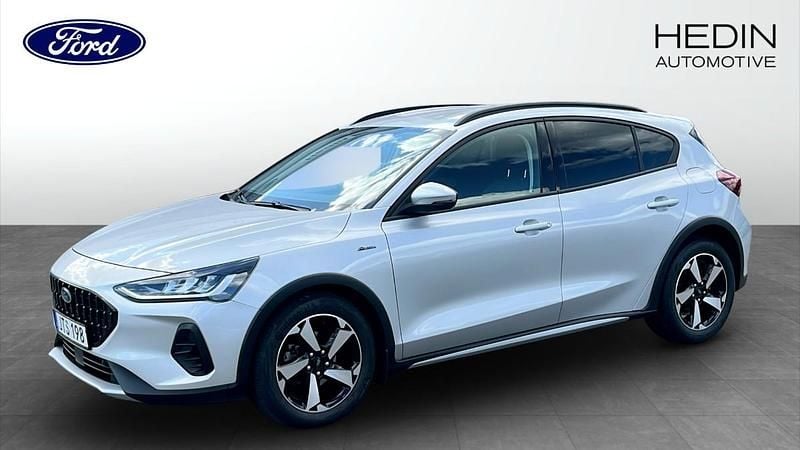 Grå (grey) Begagnad 2022 Ford Focus Active Halvkombi | 209 000 kr (Marknadspris) - Bild 1/4
