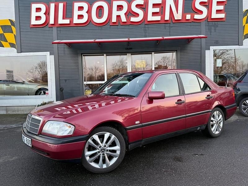 Mörkröd Begagnad 1995 Mercedes C200 Sedan | 59 000 kr - Bild 1/4