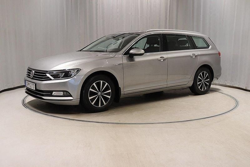 Silver (tungsten silver metallic) Begagnad 2017 VW Passat Comfortline Kombi | 144 900 kr (Superpris) - Bild 1/4
