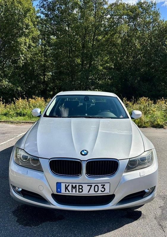 Grå Begagnad 2009 BMW 320 Comfort Edition Sedan | 71 000 kr (Bra pris) - Bild 1/4