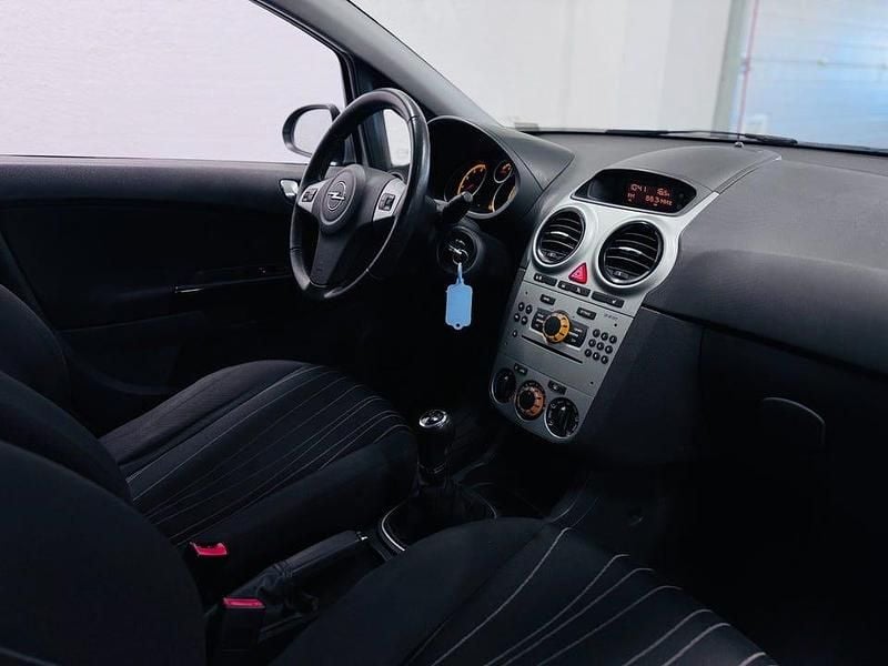 Begagnad Opel Corsa 80 HK (58 kW) 2010 Grå Halvkombi