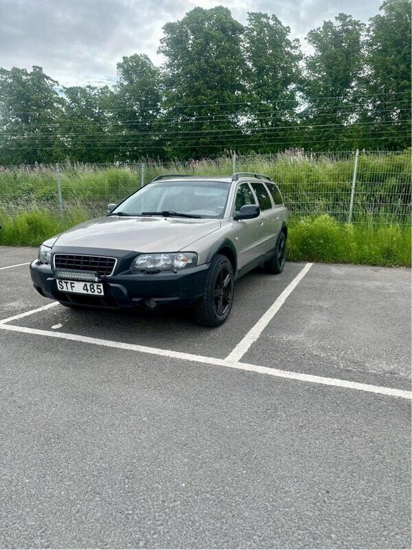 Brun Begagnad 2002 Volvo XC70 SUV | 32 000 kr (Bra pris) - Bild 1/4
