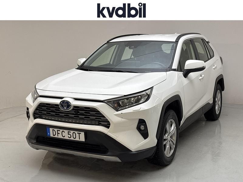 Vit Begagnad 2024 Toyota RAV4 Hybrid SUV | 279 000 kr (Superpris) - Bild 1/3