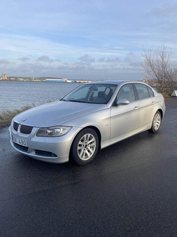 Grå Begagnad 2007 BMW 325 Advantage Sedan | 85 000 kr (Marknadspris) - Bild 1/4
