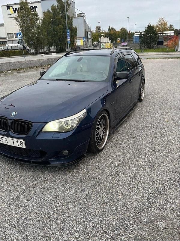 Blå Begagnad 2009 BMW 525 Comfort Edition Kombi | 85 000 kr (Marknadspris) - Bild 1/4
